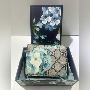 Gucci Floral GG Supreme Canvas Wallet in Blue and Beige
